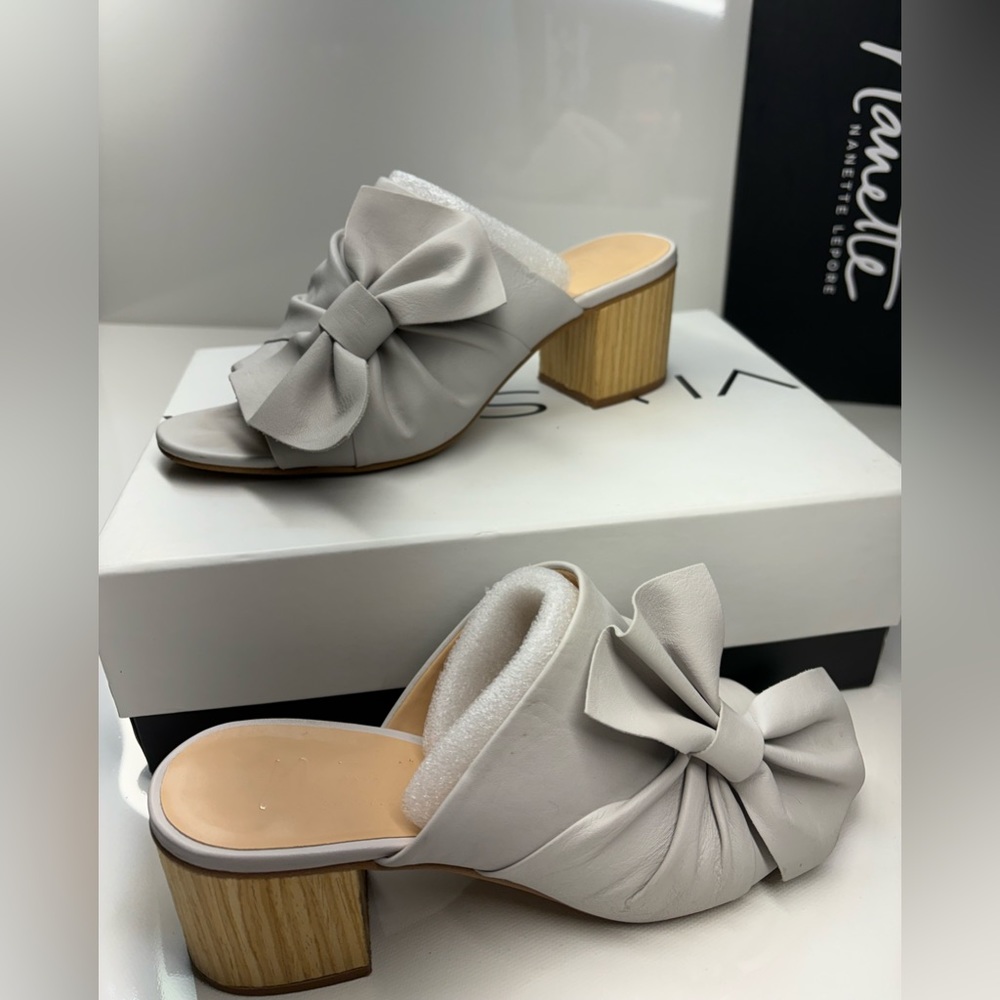 Beautiful heel with bow. Size 7.5.